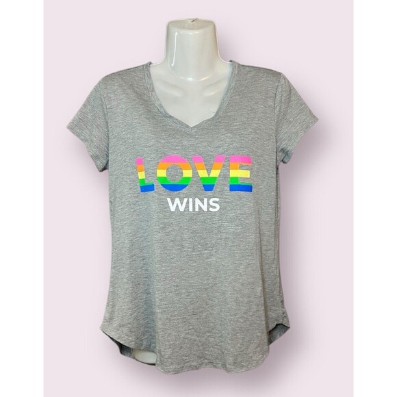 Nine West Women's Size Small Love Wins Pride Graphic V Neck Tee Gray - Picture 1 of 3